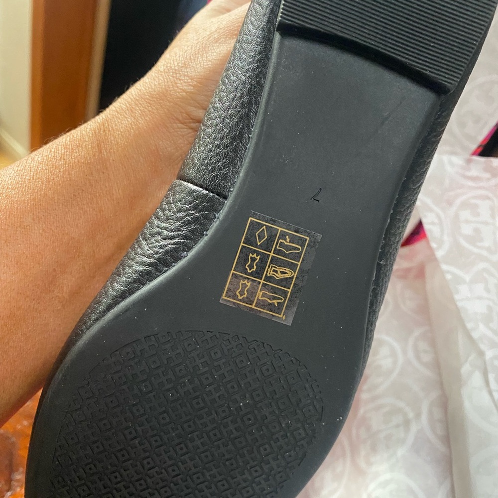 Tory Burch‎ Black Flats with Gold Logo - Picture 4 of 5